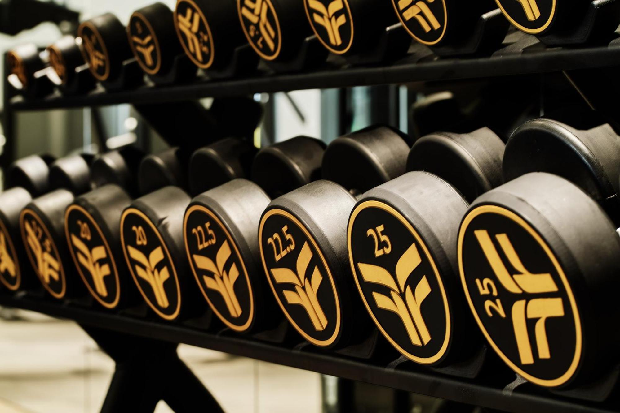 City Of Dreams Mediterranean - Integrated Resort, Casino & Entertainment Limassol Bagian luar foto Dumbbells at a gym