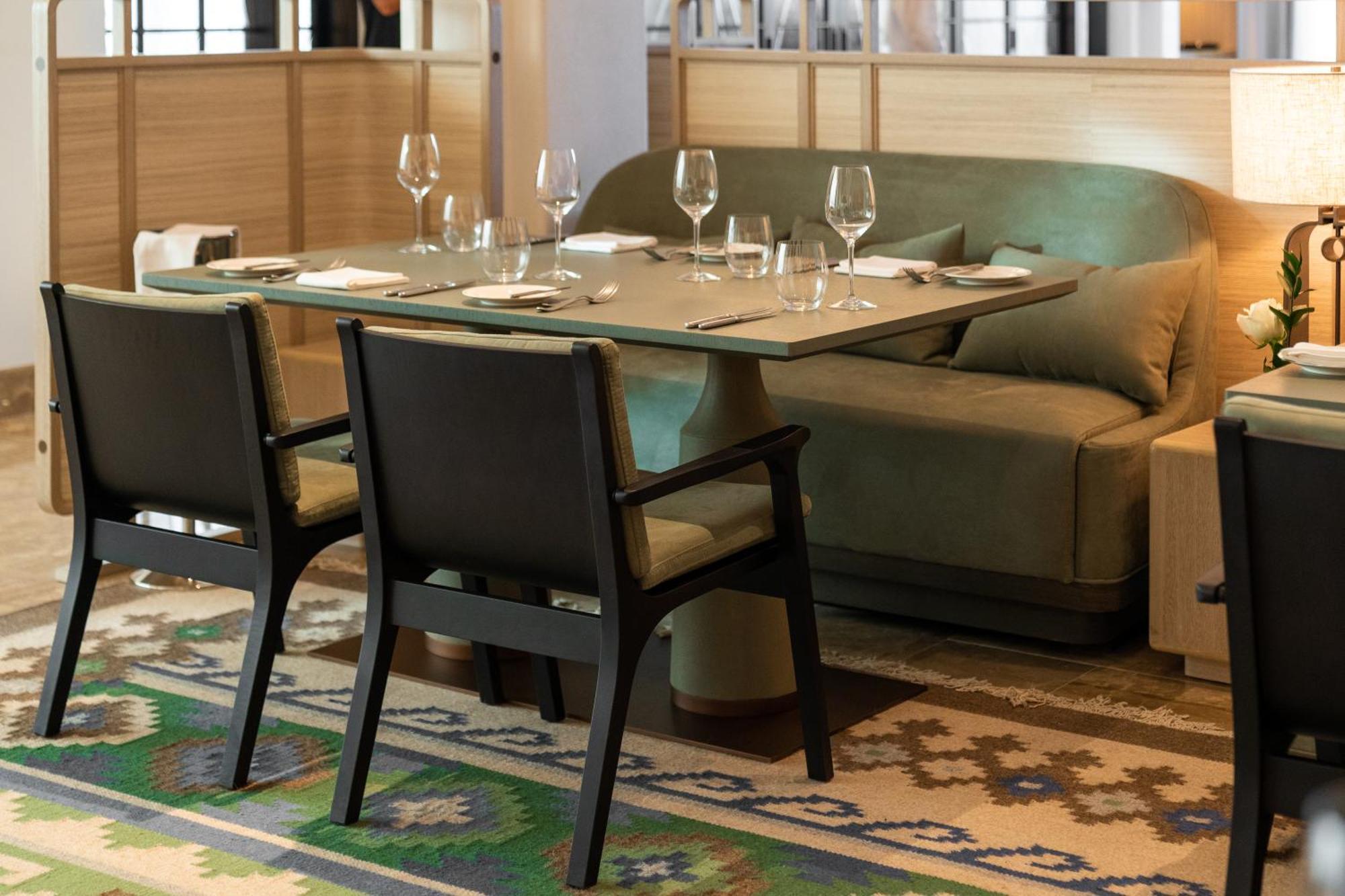 City Of Dreams Mediterranean - Integrated Resort, Casino & Entertainment Limassol Bagian luar foto A set table at a restaurant