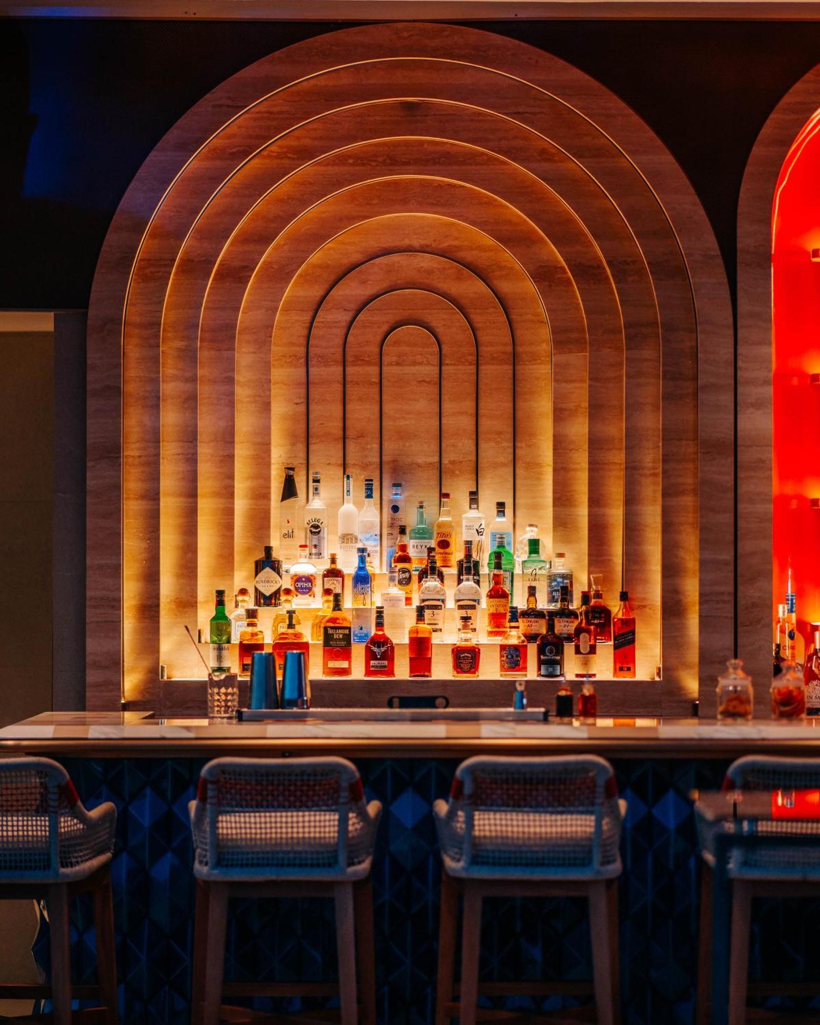 City Of Dreams Mediterranean - Integrated Resort, Casino & Entertainment Limassol Bagian luar foto The bar at the 1930s themed bar, The 3030