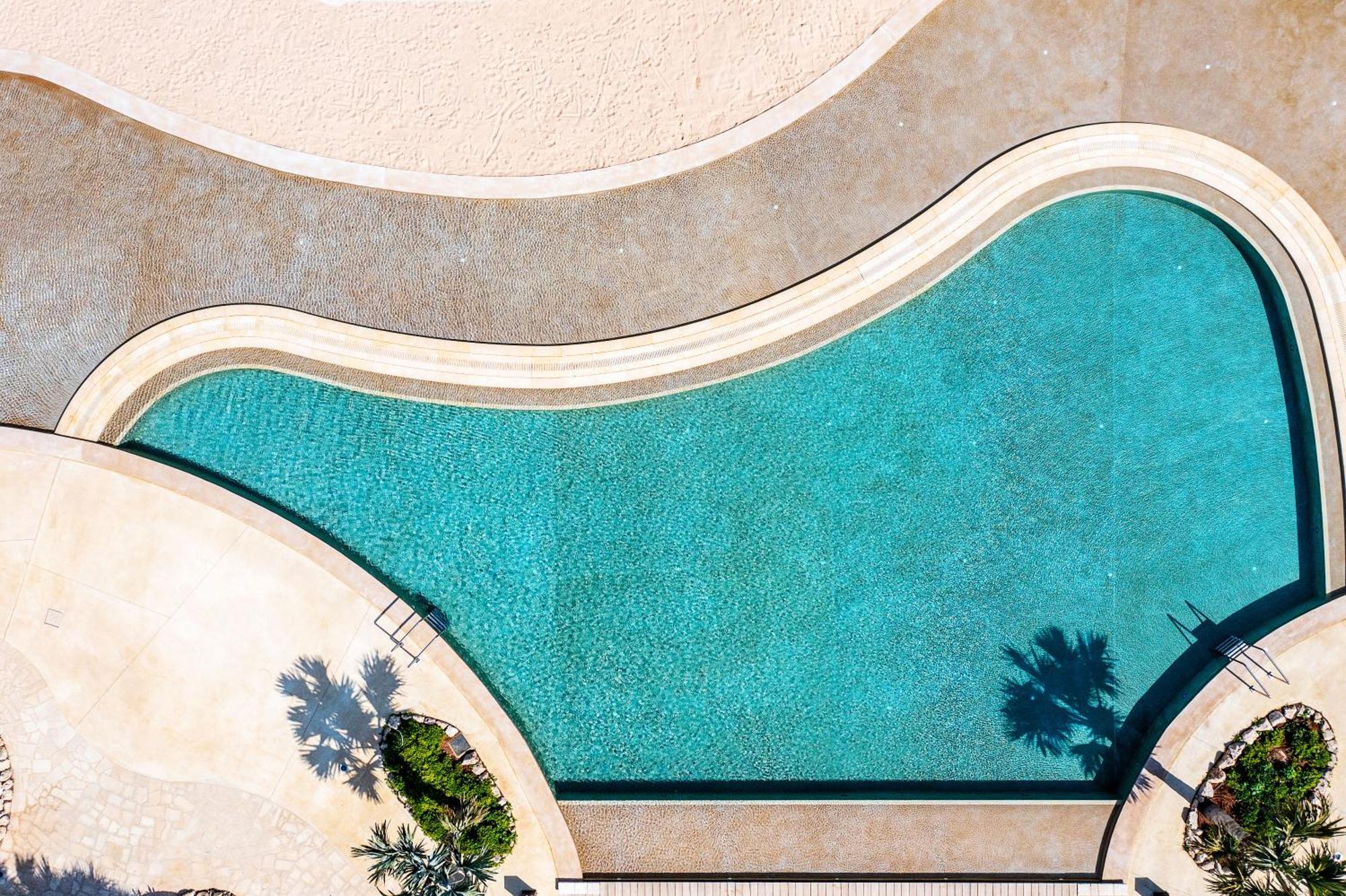 City Of Dreams Mediterranean - Integrated Resort, Casino & Entertainment Limassol Bagian luar foto Aerial view of a swimming pool