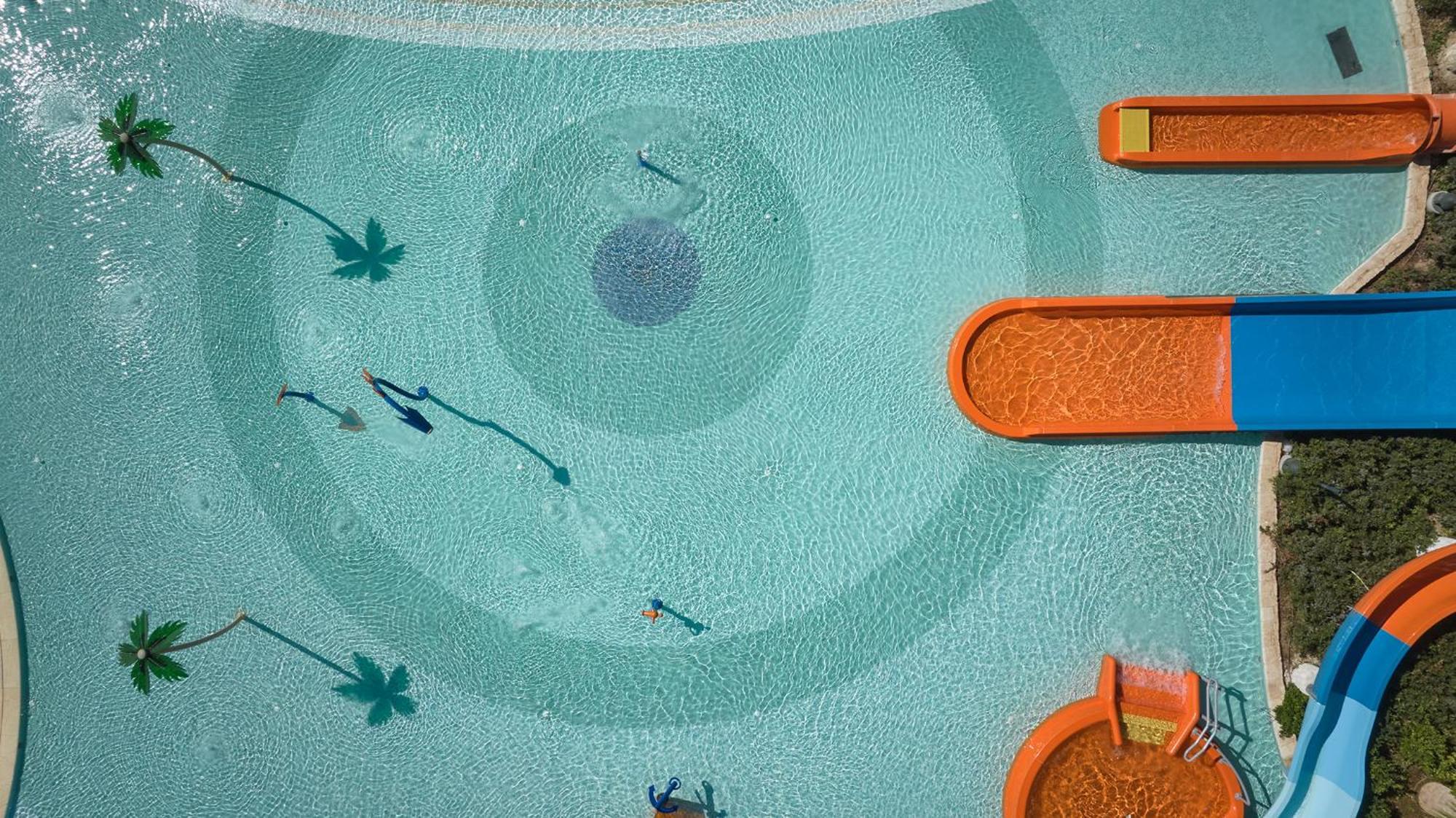 City Of Dreams Mediterranean - Integrated Resort, Casino & Entertainment Limassol Bagian luar foto The pool at the hotel